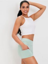 Dopasowane szorty sportowe Gym Hard - zielony. Zielone szorty sportowe Sinsay, bez wzorów. Za 29.99 zł.