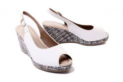 TAMARIS 28375-20 117 white, sandały damskie. Białe sandały Tamaris, bez wzorów, z gumy, bez obcasa, na koturnie, bez zapięcia. Za 339.90 zł.