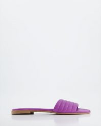 FIOLETOWE KLAPKI 22421 VIOLET. Fioletowe klapki Venezia, bez wzorów, ze skóry, bez obcasa, bez zapięcia. Za 99.00 zł.