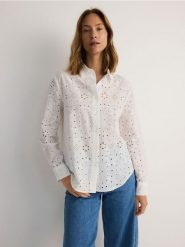 Ażurowa koszula oversize - biały. Białe koszule Reserved, l, w ażurowe wzory, z bawełny, bez kołnierzyka, bez ramiączek. W wyprzedaży za 49.99 zł.