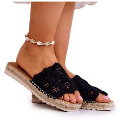 Lekkie Damskie Klapki Czarne Polly. Czarne klapki z aplikacjami, ze skóry, boho, bez obcasa, na płaskiej podeszwie, bez zapięcia. Za 143.22 zł.