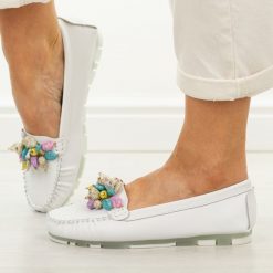 Białe skórzane mokasyny damskie Filippo Dp7809/26. Białe mokasyny Filippo, bez wzorów, z jeansu, z okrągłym noskiem. Za 219.00 zł.