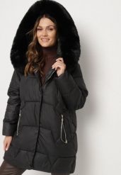 Czarna Pikowana Kurtka o Pudełkowym Kroju z Odpinanym Futerkiem i Ozdobnym Suwakiem Hedilina. Czarne kurtki Born2be, l, bez wzorów, z futra, eleganckie, z kapturem. Za 239.99 zł.