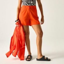 Damskie szorty Sabelle. Brązowe szorty Regatta, bez wzorów, z bawełny, sportowe. Za 249.99 zł.