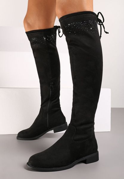 Czarne Płaskie Kozaki w Stylu Muszkieterek ze Sznurkiem i Cyrkoniami Linorielle. Czarne kozaki Born2be, na zimę, z aplikacjami, z jeansu, eleganckie, bez obcasa, na płaskiej podeszwie, bez zapięcia. Za 119.99 zł.