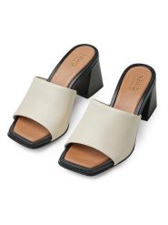 Tamaris Skórzane klapki w kolorze kremowym rozmiar: 37. Brązowe klapki Tamaris, bez wzorów, klasyczne, z otwartym noskiem, bez obcasa, bez zapięcia. Za 118.01 zł.