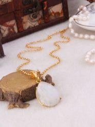 Pierres delicates Naszyjnik z zawieszką - dł. 50 cm rozmiar: onesize. Białe naszyjniki Pierres delicates, z materiału, z kamieniem księżycowym, z mosiądzu. Za 50.45 zł.