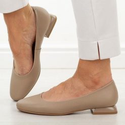 Beżowe skórzane czółenka damskie M.Daszyński Ol51-1. Brązowe czółenka M.Daszyński, na jesień, bez wzorów, z jeansu, casualowe, z okrągłym noskiem, bez obcasa, na obcasie, bez zapięcia. Za 219.00 zł.