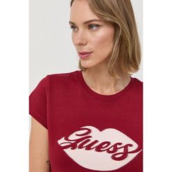 Guess t-shirt bawełniany kolor bordowy. Czerwone t-shirty Guess, l, z aplikacjami, z bawełny, bez kołnierzyka, bez ramiączek. Za 279.99 zł.