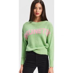 Sweter z napisem - Zielony. Swetry marki Reserved. Za 119.99 zł.
