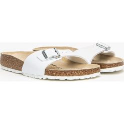 Klapki damskie Birkenstock Madrid BF (40733). Białe klapki Birkenstock, bez wzorów, młodzieżowe, bez obcasa, bez zapięcia. Za 219.00 zł.