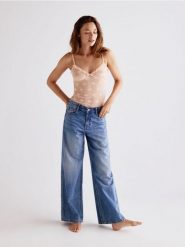 Siateczkowy top - kremowy. Białe body i gorsety Reserved, bez wzorów, bez ramiączek. Za 59.99 zł.