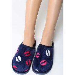 Granatowe Kapcie Home Kiss. Kapcie marki Cropp. Za 19.99 zł.