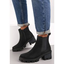 Czarne Botki Nabirye. Czarne botki Renee, bez wzorów, za kostkę, bez obcasa, na obcasie, bez zapięcia. W wyprzedaży za 142.99 zł.