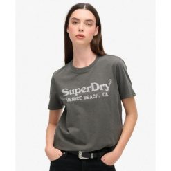 Luźna koszulka z metalicznym nadrukiem Venue. Czarne t-shirty sportowe Superdry, bez wzorów, z bawełny, bez ramiączek. Za 164.30 zł.