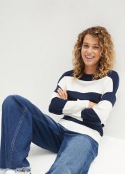 Sweter z okrągłym dekoltem, w szerokie paski. Fioletowe swetry bonprix, bez wzorów, bez ramiączek. Za 97.99 zł.