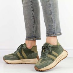 Zielone skórzane sneakersy damskie na platformie T.Sokolski Z24-276. Zielone botki Sokolski, bez wzorów, z jeansu, eleganckie, z okrągłym noskiem, bez obcasa, na platformie, bez zapięcia. W wyprzedaży za 188.30 zł.