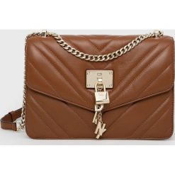Dkny torebka skórzana R223B281 kolor brązowy. Brązowe listonoszki DKNY, bez wzorów, na ramię, pikowane, bez dodatków. Za 1,389.90 zł.