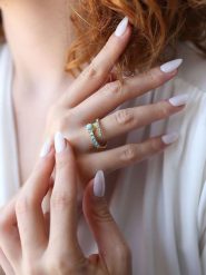 L'Atelier de Gaia Pozłacany pierścionek z turkusami rozmiar: onesize. Niebieskie pierścionki L'Atelier de Gaia, z turkusem, pozłacane. Za 52.99 zł.