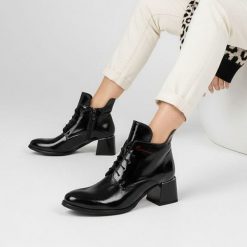 Czarne Botki Armodo Stylowe Obuwie Damskie. Czarne botki Armodo, bez wzorów, z materiału, eleganckie, bez obcasa, bez zapięcia. Za 339.00 zł.