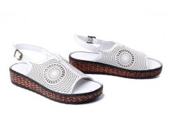 KOCH 030.127.0440.S all white, sandały damskie. Białe sandały KOCH, w ażurowe wzory, z gumy, bez obcasa, bez zapięcia. Za 239.90 zł.