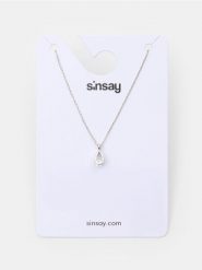 Srebrny naszyjnik z zawieszką w kształcie łezki z cyrkonią - srebrny. Szare naszyjniki Sinsay, z cyrkonią, srebrne. Za 7.99 zł.