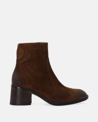 BRĄZOWE SZTYBLETY Z ZAMSZU F011SUMAOBB040. Brązowe botki Venezia, bez wzorów, ze skóry, bez obcasa, bez zapięcia. Za 799.00 zł.