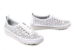 ARTIKER RELAKS 56C2608 biały, półbuty damskie. Białe półbuty wsuwane Artiker Relaks, na lato, w ażurowe wzory, ze skóry, bez obcasa. Za 214.90 zł.