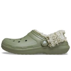 Klapki Crocs Klasyczny Clog Z Fleece Dorośli. Zielone klapki Crocs, bez wzorów, z materiału, klasyczne, z okrągłym noskiem, bez obcasa, bez zapięcia. Za 341.99 zł.