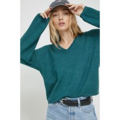 JDY sweter damski kolor zielony lekki. Zielone swetry JDY, l, bez wzorów, bez ramiączek. W wyprzedaży za 69.99 zł.