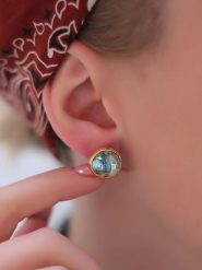 L'Atelier de Gaia Pozłacane kolczyki-wkrętki z labradorytami rozmiar: onesize. Czarne kolczyki L'Atelier de Gaia, z labradorytem, pozłacane. Za 96.60 zł.