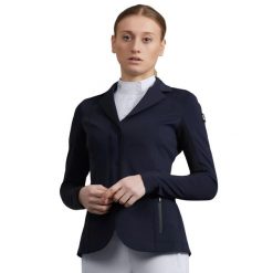 Damska kurtka konkursowa Premier Equine Quarto. Czarne kurtki PREMIER EQUINE, bez wzorów, z dzianiny, eleganckie, bez kaptura. Za 977.50 zł.