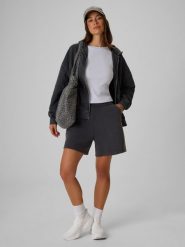 4F Spodenki dresowe damskie - czarne L. Czarne szorty sportowe 4f, bez wzorów, z dresówki, z podwyższonym stanem, trekkingowe. Za 129.99 zł.