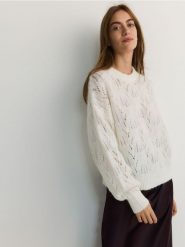 Sweter z wełną - kremowy. Białe swetry Reserved, l, w ażurowe wzory, z dzianiny, bez ramiączek. W wyprzedaży za 49.99 zł.
