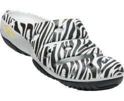 Klapki damskie Keen Yogui W Zebra Star Mix. Czarne klapki 909, bez wzorów, z gumy, retro, bez obcasa, bez zapięcia. Za 246.99 zł.