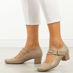 Beżowe skórzane Polskie czółenka damskie na obcasie Gregors 1104. Brązowe czółenka GREGORS, na jesień, bez wzorów, ze skóry, eleganckie, z okrągłym noskiem, bez obcasa, na obcasie, bez zapięcia. Za 379.00 zł.