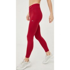 Tommy Hilfiger legginsy damskie kolor bordowy z aplikacją. Czerwone legginsy Tommy Hilfiger, z aplikacjami, z dzianiny. Za 299.99 zł.