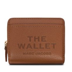 Portfel Marc Jacobs. Brązowe portfele Marc Jacobs, bez wzorów. Za 799.99 zł.