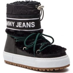 Buty TOMMY JEANS - Funny Faux Fur Snowboot EN0EN00505 Black 990. Czarne botki Tommy Jeans, z jeansu. Za 649.00 zł.