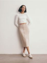 Bluzka z ozdobnymi przeszyciami - złamana biel. Bluzki Reserved, l, bez wzorów, z dzianiny, bez kołnierzyka, bez ramiączek. W wyprzedaży za 19.99 zł.