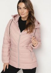Ciemnoróżowa Pikowana Kurtka z Kapturem i Ozdobnymi Sznurkami Zailora. Czerwone kurtki Born2be, l, bez wzorów, z jeansu, eleganckie, z kapturem. W wyprzedaży za 132.99 zł.