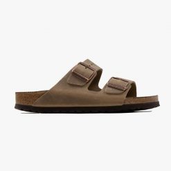 Klapki damskie Birkenstock Arizona (552813). Brązowe klapki Birkenstock, bez wzorów, młodzieżowe, bez obcasa, bez zapięcia. Za 479.99 zł.