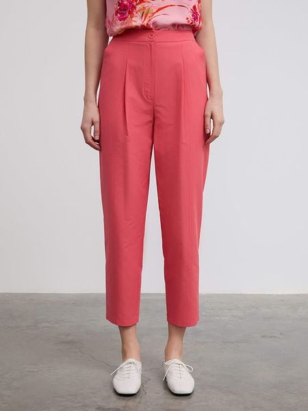 BGN Spodnie w kolorze różowym rozmiar: 40. Różowe spodnie materiałowe BGN, bez wzorów, z materiału, z podwyższonym stanem. Za 149.66 zł.