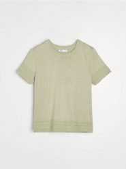 Swetrowa bluzka z ażurowymi detalami i wiskozą - zielony. Zielone bluzki Sinsay, l, w ażurowe wzory, z wiskozy, bez kołnierzyka, bez ramiączek. Za 35.99 zł.