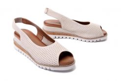 ARTIKER RELAKS 50C0863 jasnobeżowy, sandały damskie. Brązowe sandały Artiker Relaks, bez wzorów, ze skóry, bez obcasa, na koturnie, bez zapięcia. Za 279.90 zł.