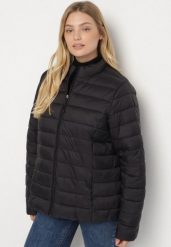 Czarna Pikowana Kurtka o Prostym Kroju z Niską Stójką Zeniva. Czarne kurtki Born2be, plus size, bez wzorów, z dzianiny, bez kaptura. Za 89.99 zł.