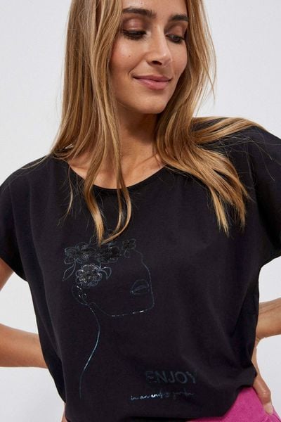 Bluzka z delikatnym printem czarna. Czarne bluzki MOODO, bez wzorów, z bawełny, bez kołnierzyka, bez ramiączek. W wyprzedaży za 17.49 zł.