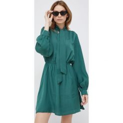 Pepe Jeans sukienka kolor zielony mini rozkloszowana. Zielone sukienki Pepe Jeans, l, bez wzorów, z jeansu, bez kołnierzyka, bez ramiączek, maxi, rozkloszowane. Za 339.99 zł.