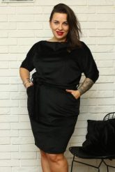 Sukienka miła w dotyku welurowa kimono JOTA czarna PROMOCJA. Czarne sukienki KARKO, do pracy, l, bez wzorów, z dresówki, biznesowe, bez kołnierzyka, plus size, bez ramiączek, midi, dla puszystych. Za 228.50 zł.