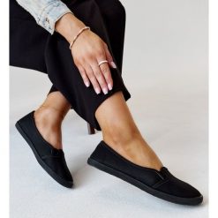 Czarne tenisówki wsuwane eko skóra Wordana. Czarne trampki bez wzorów, z gumy, eleganckie, bez zapięcia. Za 81.83 zł.